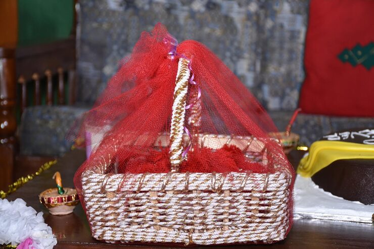close-up-christmas-basket-table_1048944-6120489